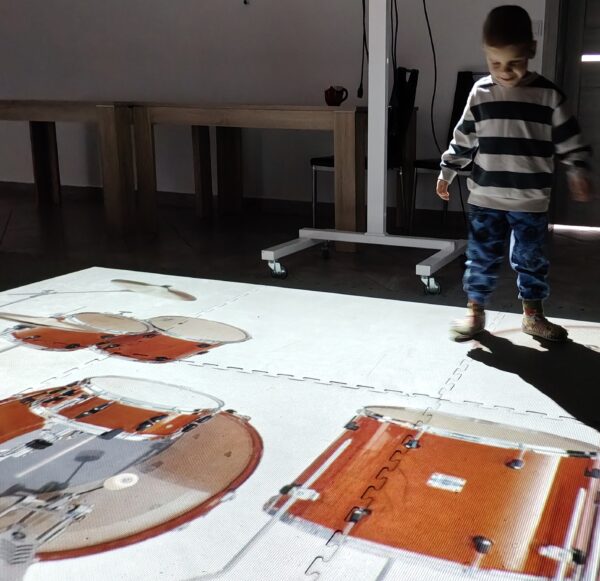 Misiowe zabawy z wykorzystaniem dywanu interaktywnego.