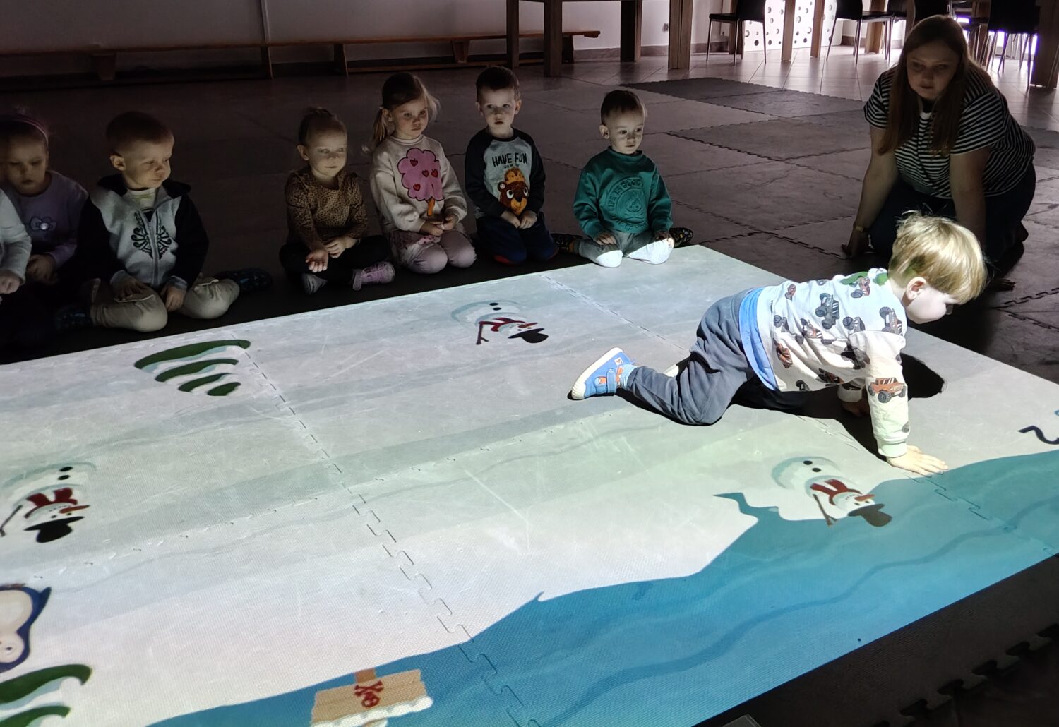 Misiowe zabawy z wykorzystaniem dywanu interaktywnego.