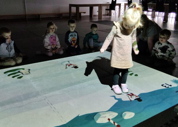 Misiowe zabawy z wykorzystaniem dywanu interaktywnego.