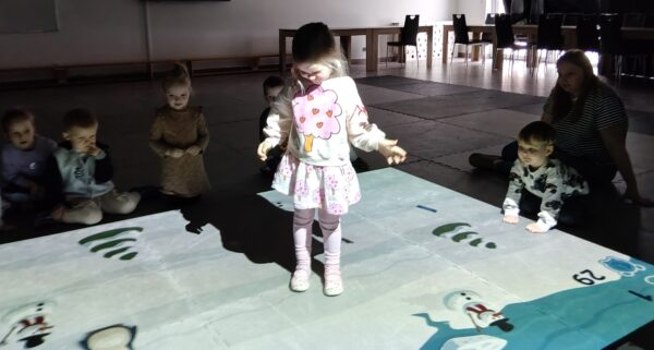 Misiowe zabawy z wykorzystaniem dywanu interaktywnego.