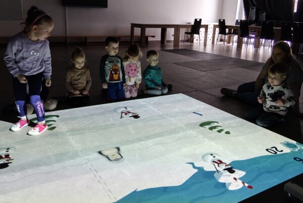 Misiowe zabawy z wykorzystaniem dywanu interaktywnego.