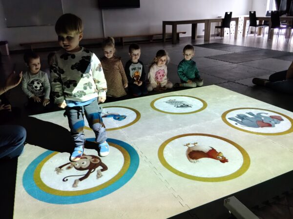 Misiowe zabawy z wykorzystaniem dywanu interaktywnego.