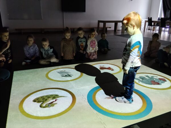 Misiowe zabawy z wykorzystaniem dywanu interaktywnego.