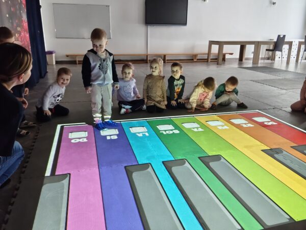 Misiowe zabawy z wykorzystaniem dywanu interaktywnego.