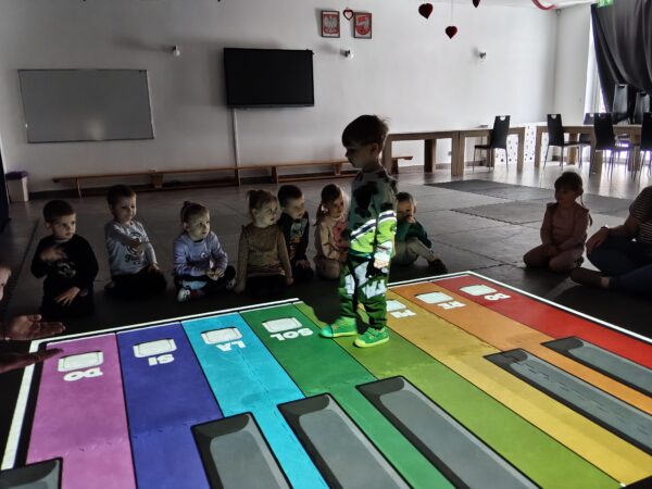 Misiowe zabawy z wykorzystaniem dywanu interaktywnego.