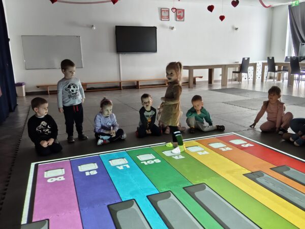 Misiowe zabawy z wykorzystaniem dywanu interaktywnego.