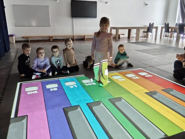 Misiowe zabawy z wykorzystaniem dywanu interaktywnego.