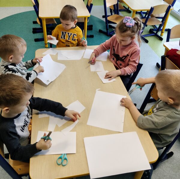 Misie poznają pierwsze etapy nauki wycinania nożyczkami.