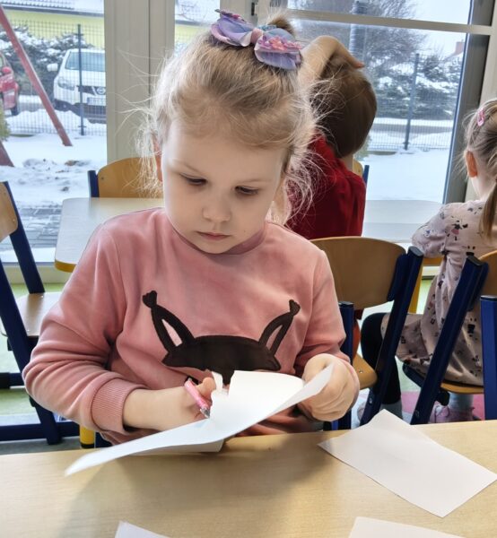 Wiktoria poznaje pierwsze etapy nauki wycinania nożyczkami.