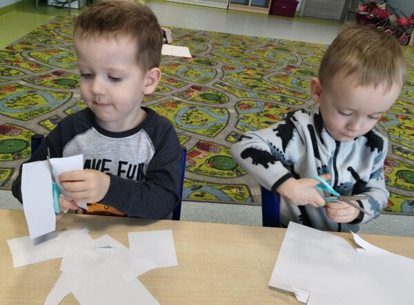 Misie poznają pierwsze etapy nauki wycinania nożyczkami.