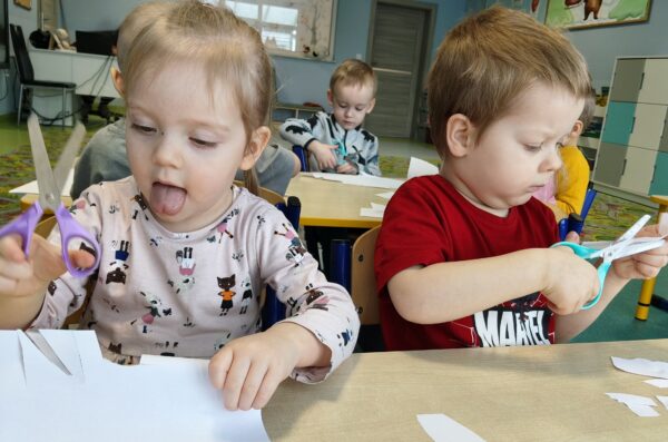 Misie poznają pierwsze etapy nauki wycinania nożyczkami.