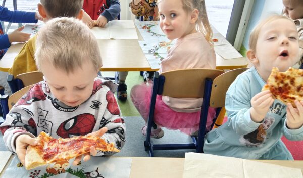 Misie biorą udział we wspólnej degustacji pizzy.