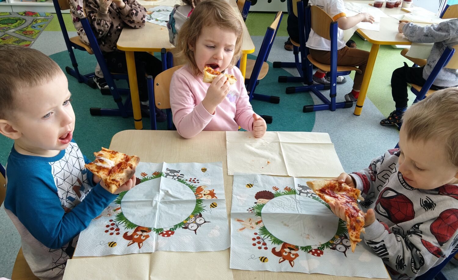 Misie biorą udział we wspólnej degustacji pizzy.