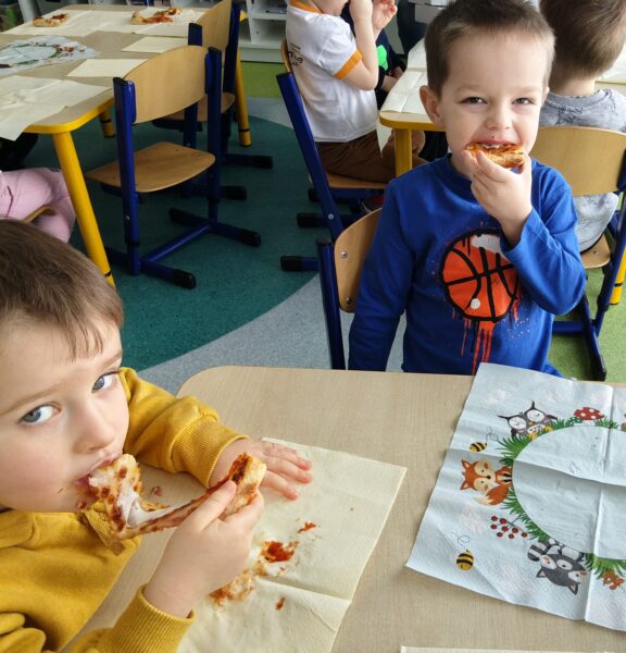 Misie biorą udział we wspólnej degustacji pizzy.