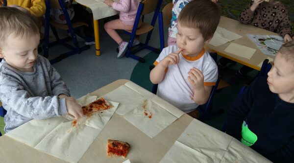 Misie biorą udział we wspólnej degustacji pizzy.