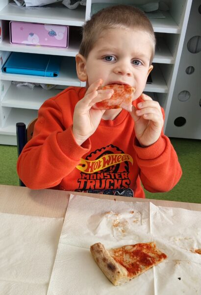 Kubuś bierze udział w degustacji pizzy.