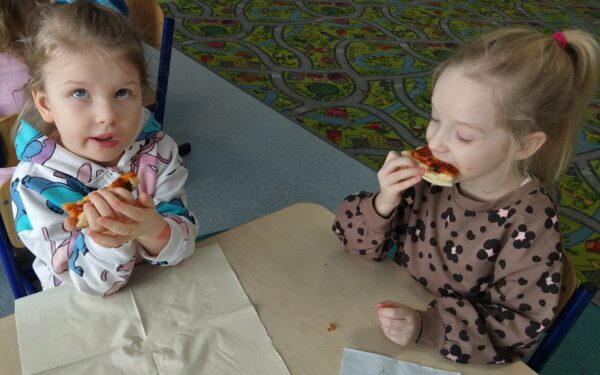 Misie biorą udział we wspólnej degustacji pizzy.