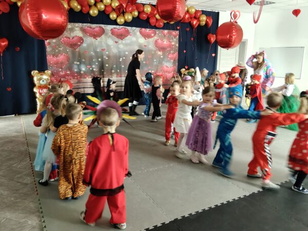 Misie biorą udział w zabawach podczas balu karnawałowego.