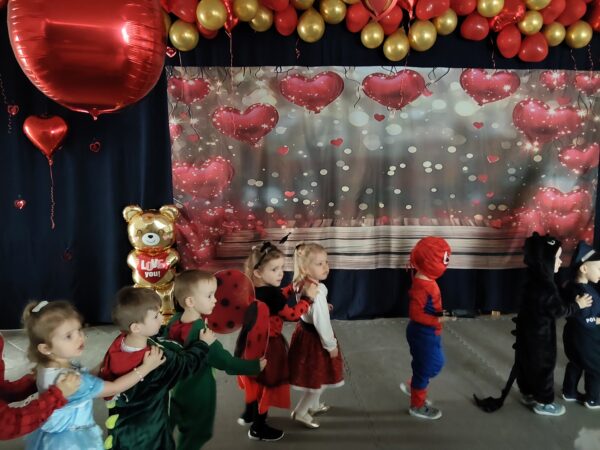 Misie biorą udział w zabawach podczas balu karnawałowego.