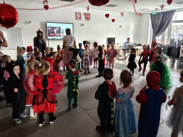 Misie biorą udział w zabawach podczas balu karnawałowego.