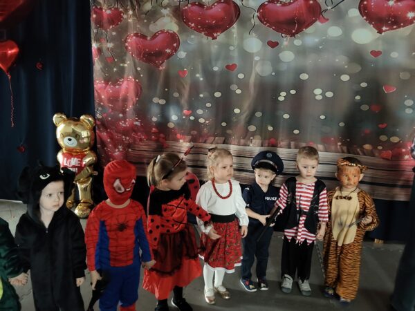 Misie biorą udział w zabawach podczas balu karnawałowego.