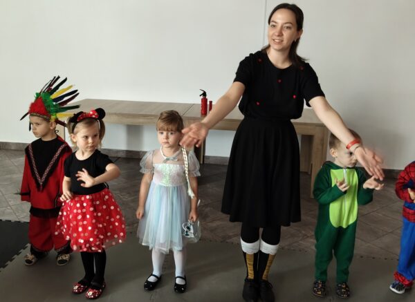 Misie biorą udział w zabawach podczas balu karnawałowego.