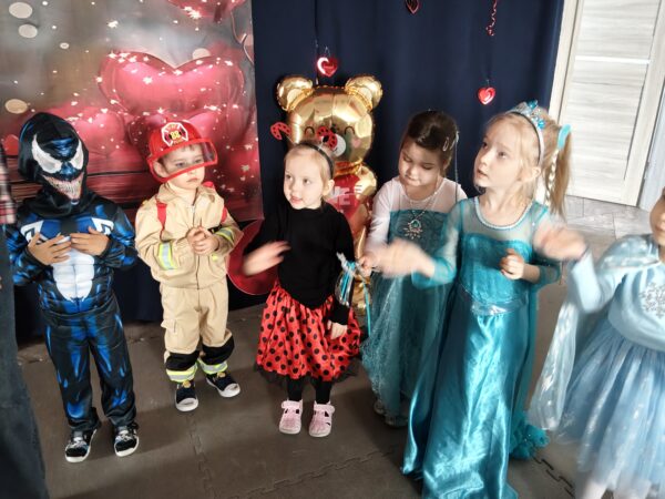 Misie biorą udział w zabawach podczas balu karnawałowego.