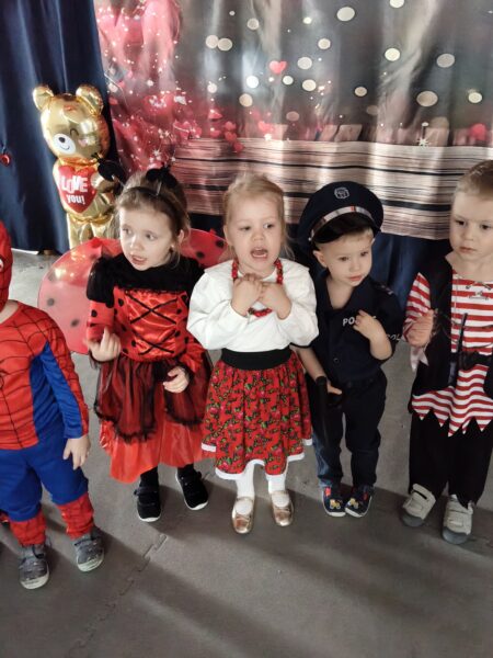 Misie biorą udział w zabawach podczas balu karnawałowego.