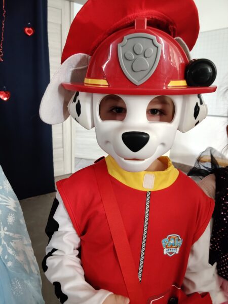 Pamiątkowe zdjęcie Michałka z balu karnawałowego.