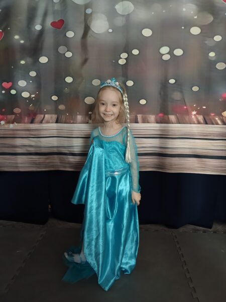 Pamiątkowe zdjęcie Karolci z balu karnawałowego.