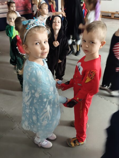 Misie biorą udział w zabawach podczas balu karnawałowego.