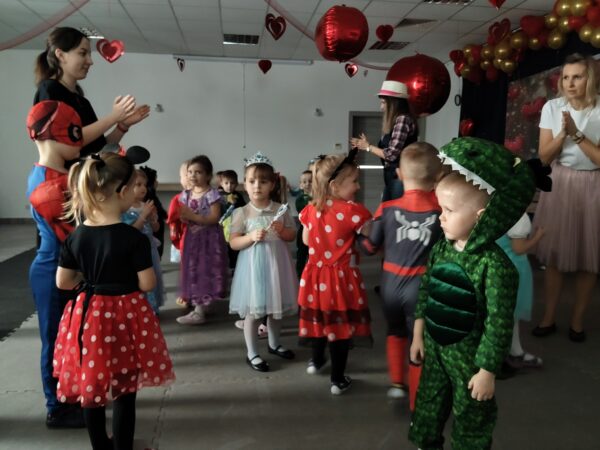 Misie biorą udział w zabawach podczas balu karnawałowego.