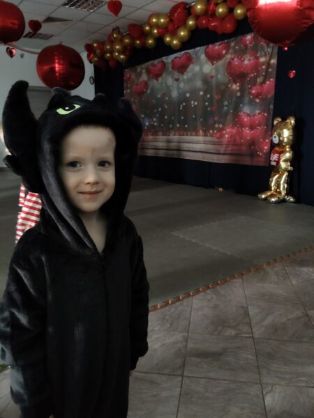 Pamiątkowe zdjęcie Szymonka z balu karnawałowego.