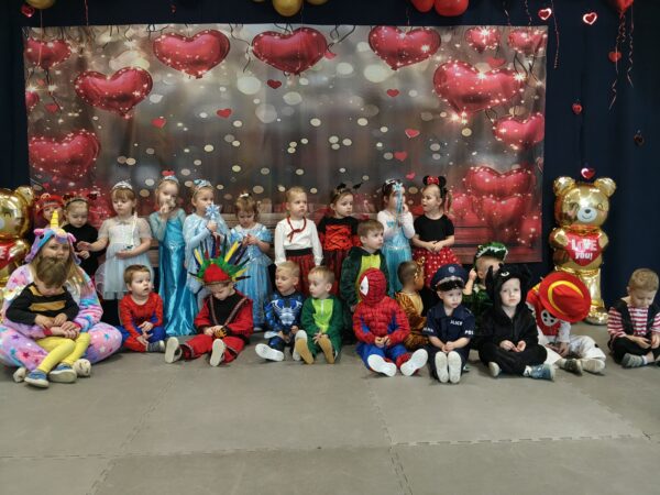 Pamiątkowe zdjęcie Misiów z balu karnawałowego.