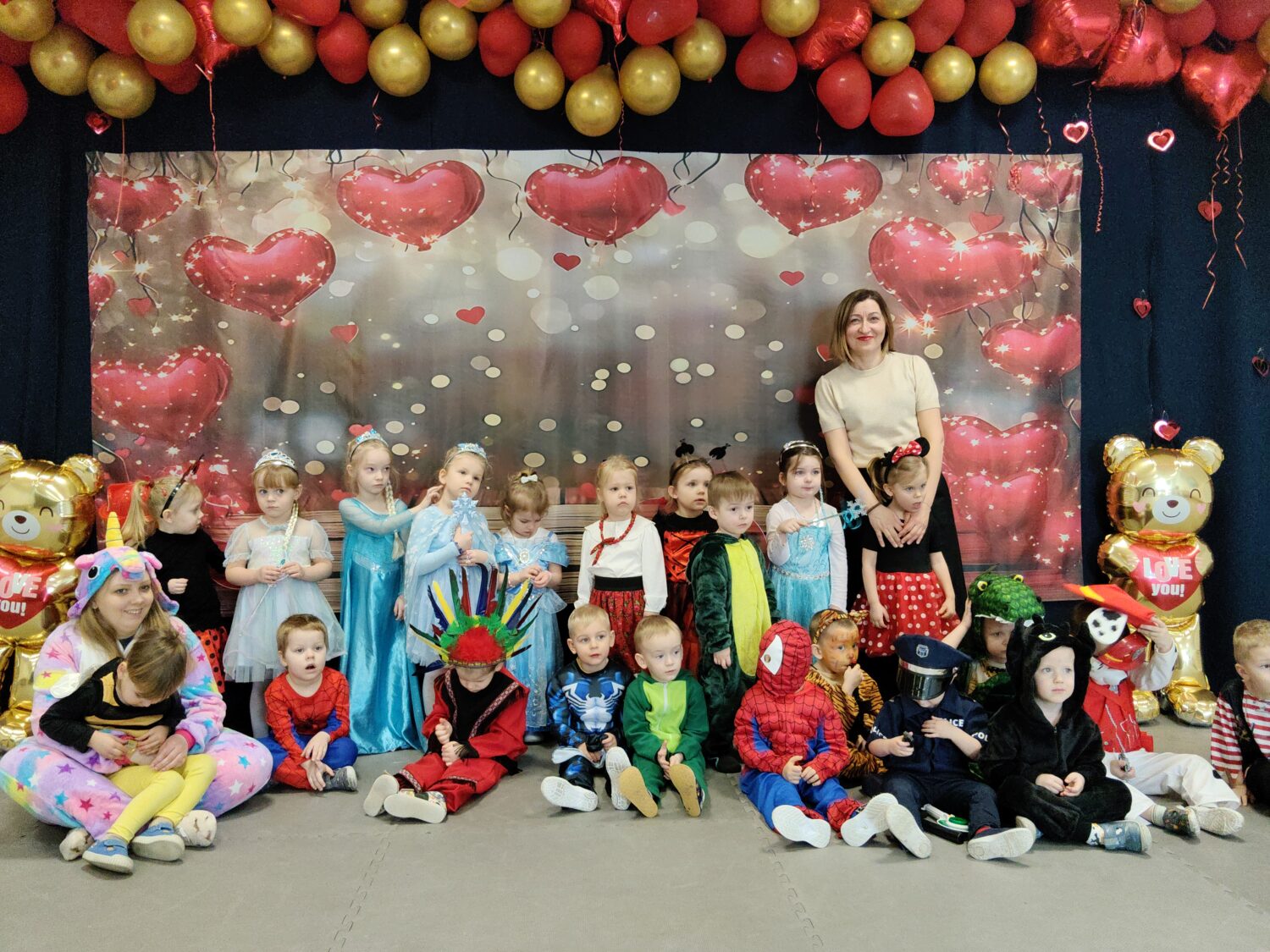 Pamiątkowe zdjęcie Misiów z balu karnawałowego.