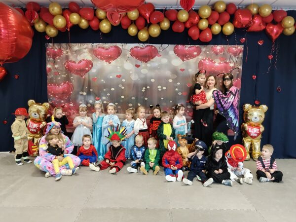 Pamiątkowe zdjęcie Misiów z balu karnawałowego.