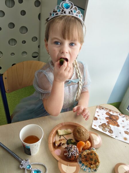 Darusia bierze udział w poczęstunku podczas balu karnawałowego.