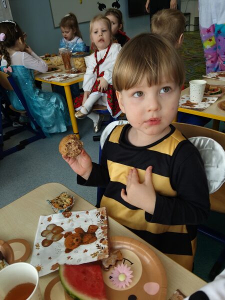 Rysio bierze udział w poczęstunku podczas balu karnawałowego.