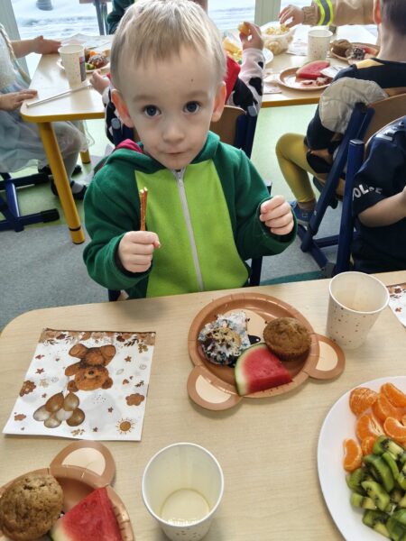 Krzyś bierze udział w poczęstunku podczas balu karnawałowego.