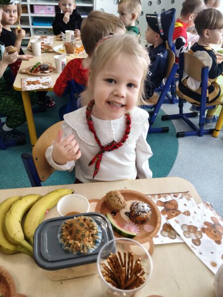 Klarcia bierze udział w poczęstunku podczas balu karnawałowego.