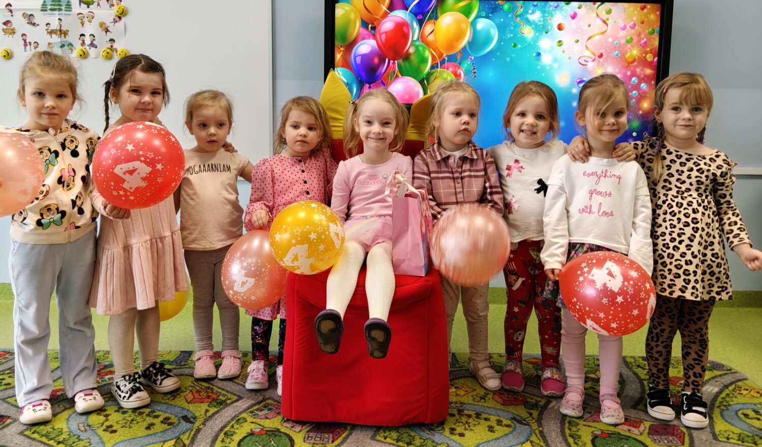 Karolinka świętuje w przedszkolu 4. urodzinki.