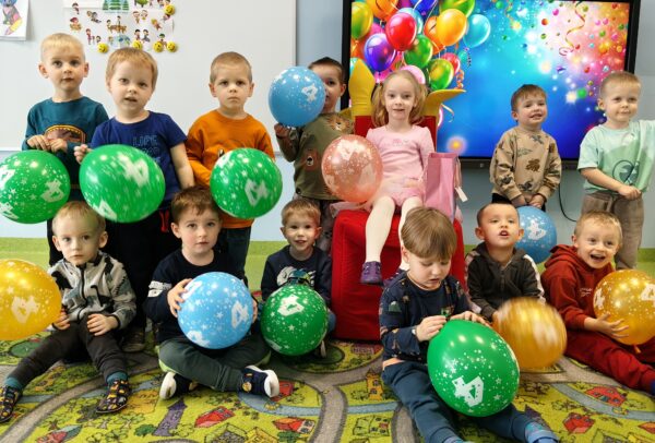 Karolinka świętuje w przedszkolu 4. urodzinki.