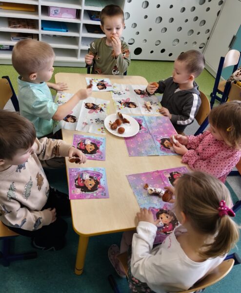 Karolinka świętuje w przedszkolu 4. urodzinki.