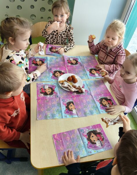 Karolinka świętuje w przedszkolu 4. urodzinki.