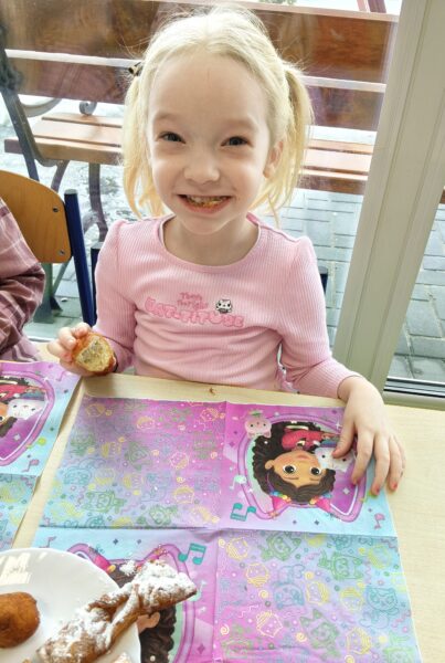 Karolinka świętuje w przedszkolu 4. urodzinki.