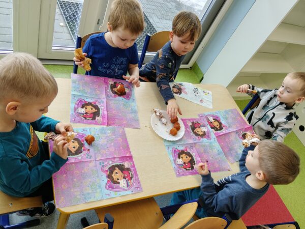 Karolinka świętuje w przedszkolu 4. urodzinki.