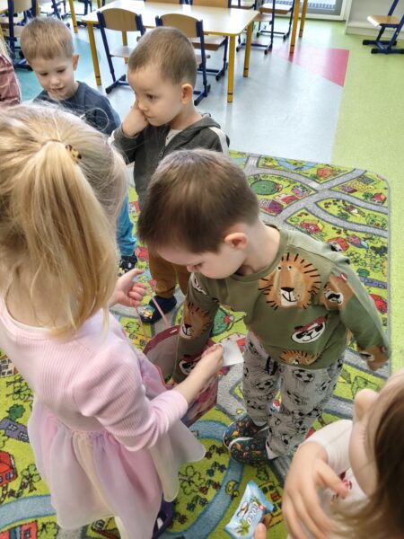 Karolinka świętuje w przedszkolu 4. urodzinki.