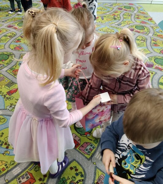 Karolinka świętuje w przedszkolu 4. urodzinki.