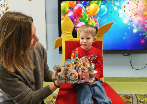Kacperek świętuje w przedszkolu 4. urodzinki.