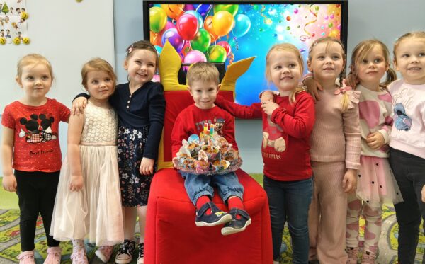Kacperek świętuje w przedszkolu 4. urodzinki.